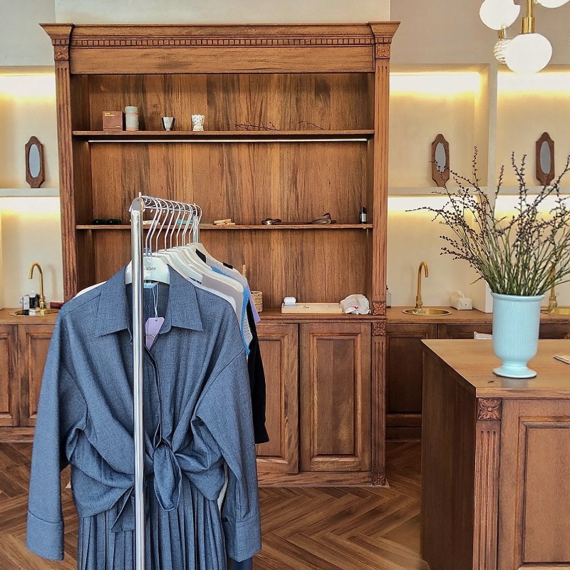 Clothing shop checkout page Me - Office Furniture Buyers review and price